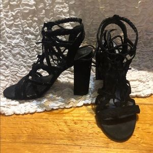 BLACK SIZE 8 CAGED THICK HEEL